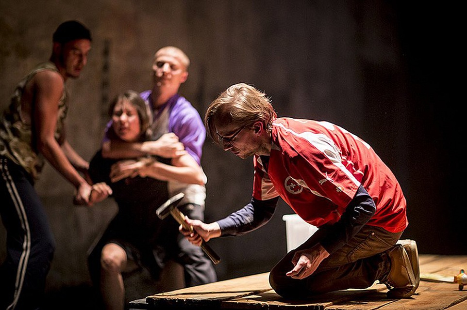 Konec --- člověka / Doba z druhé ruky. Foto: Web www.spitfirecompany.cz.